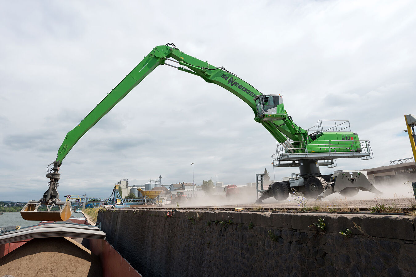 Manipulador portuario SENNEBOGEN 870